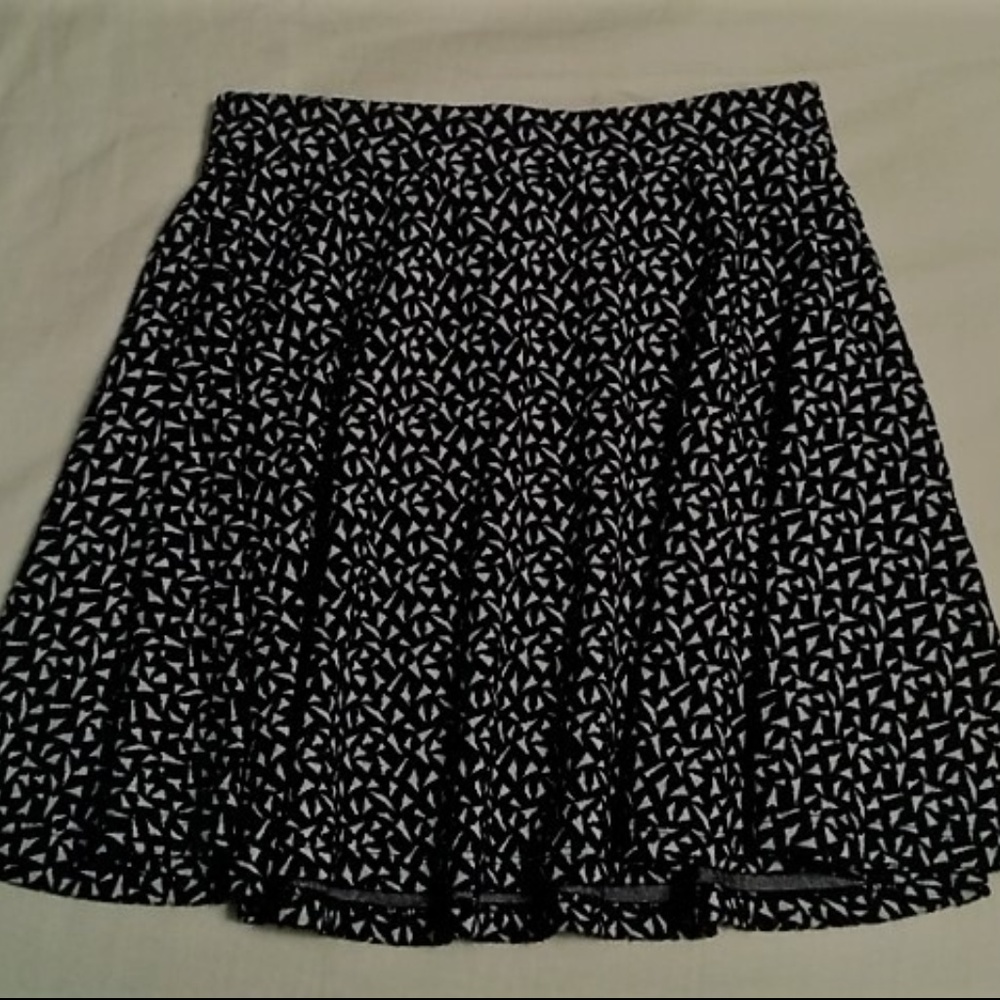 Mossimo Grey/White Triangle Patterned Skater Skirt